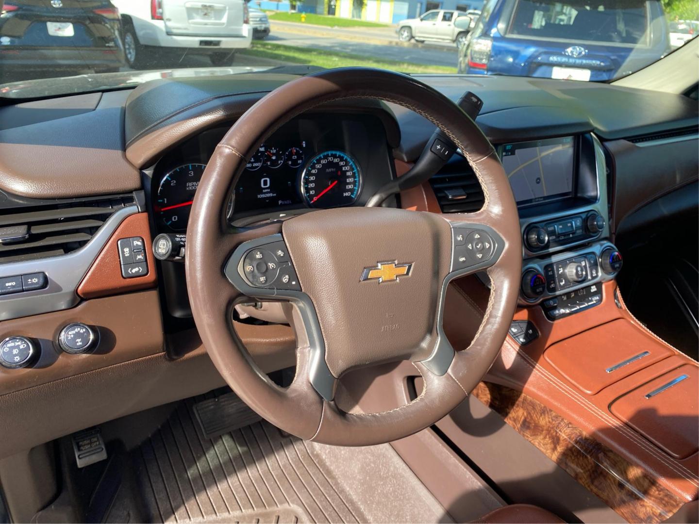2020 BLACK CHEVROLET SUBURBAN 1500 PREMIER (1GNSKJKC6LR) with an 5.3L engine, Automatic transmission, located at 908 SE 14th Street, Des Moines, IA, 50317, (515) 281-0330, 41.580303, -93.597046- Photo#16