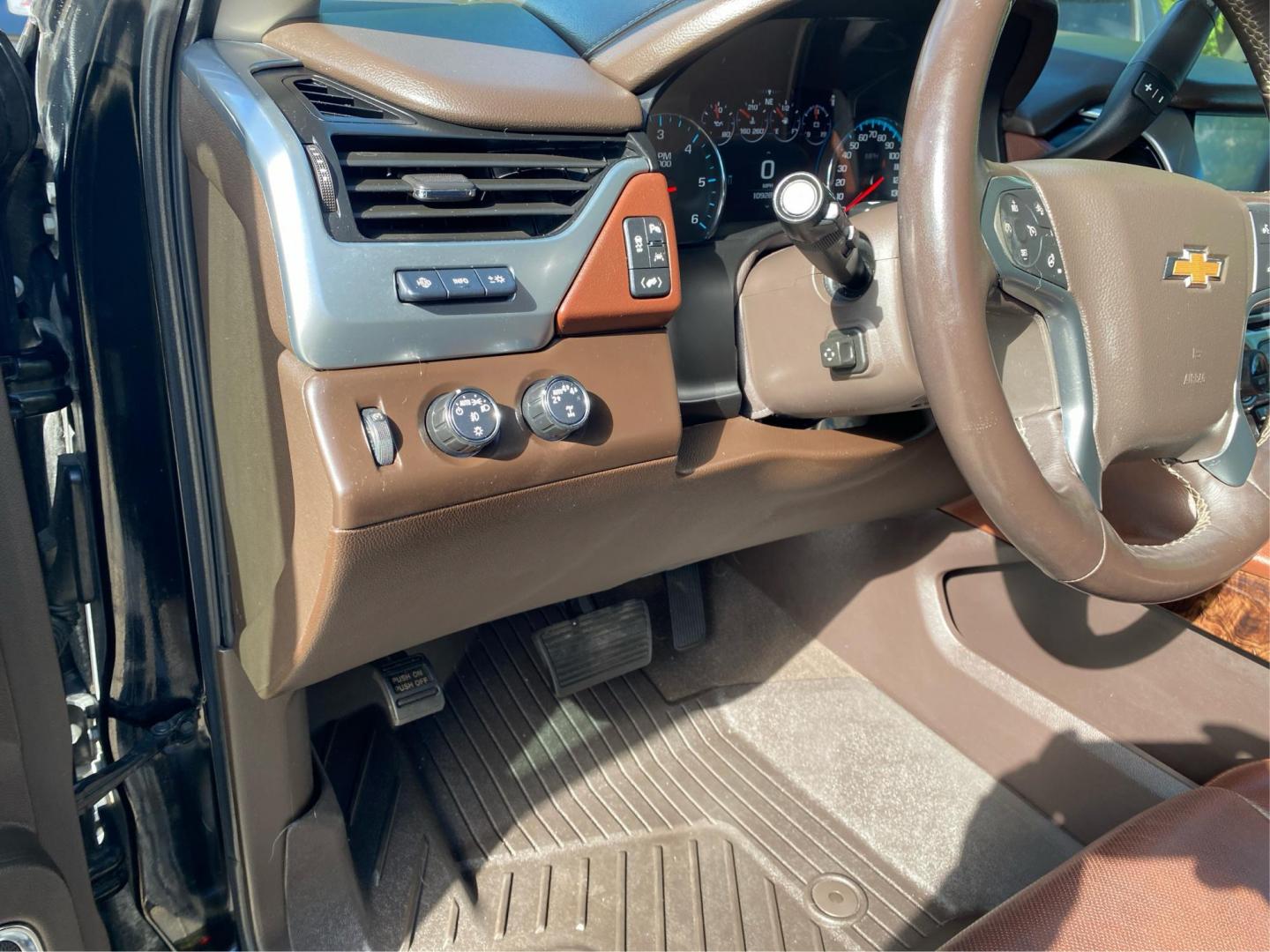 2020 BLACK CHEVROLET SUBURBAN 1500 PREMIER (1GNSKJKC6LR) with an 5.3L engine, Automatic transmission, located at 908 SE 14th Street, Des Moines, IA, 50317, (515) 281-0330, 41.580303, -93.597046- Photo#17