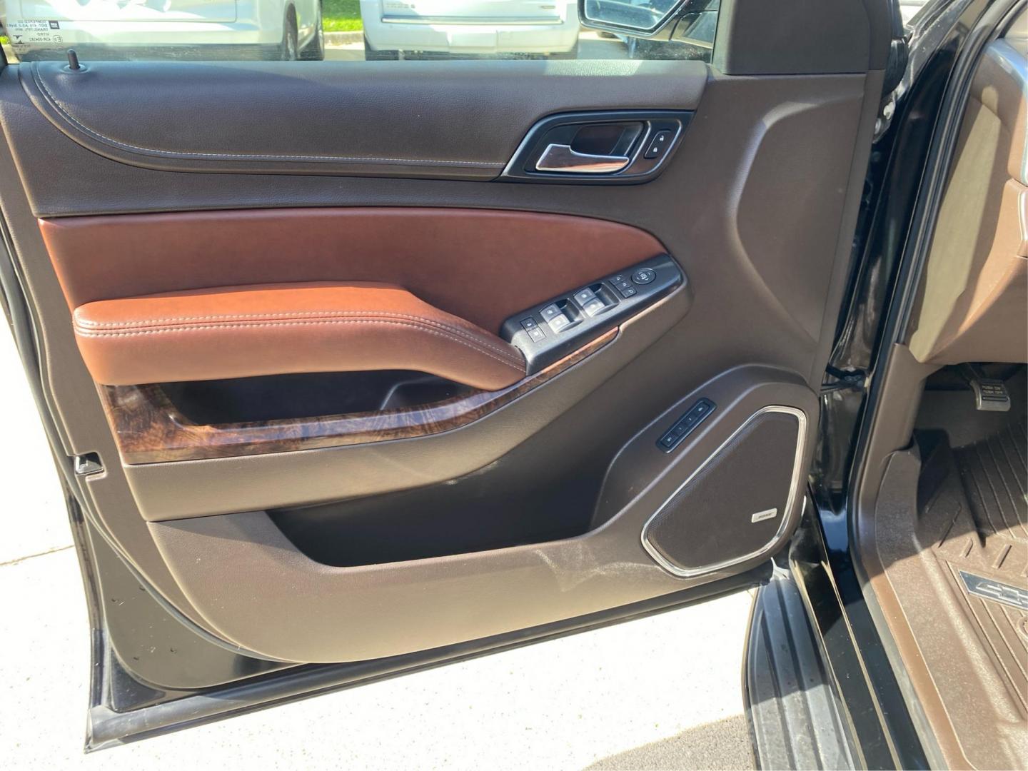 2020 BLACK CHEVROLET SUBURBAN 1500 PREMIER (1GNSKJKC6LR) with an 5.3L engine, Automatic transmission, located at 908 SE 14th Street, Des Moines, IA, 50317, (515) 281-0330, 41.580303, -93.597046- Photo#19