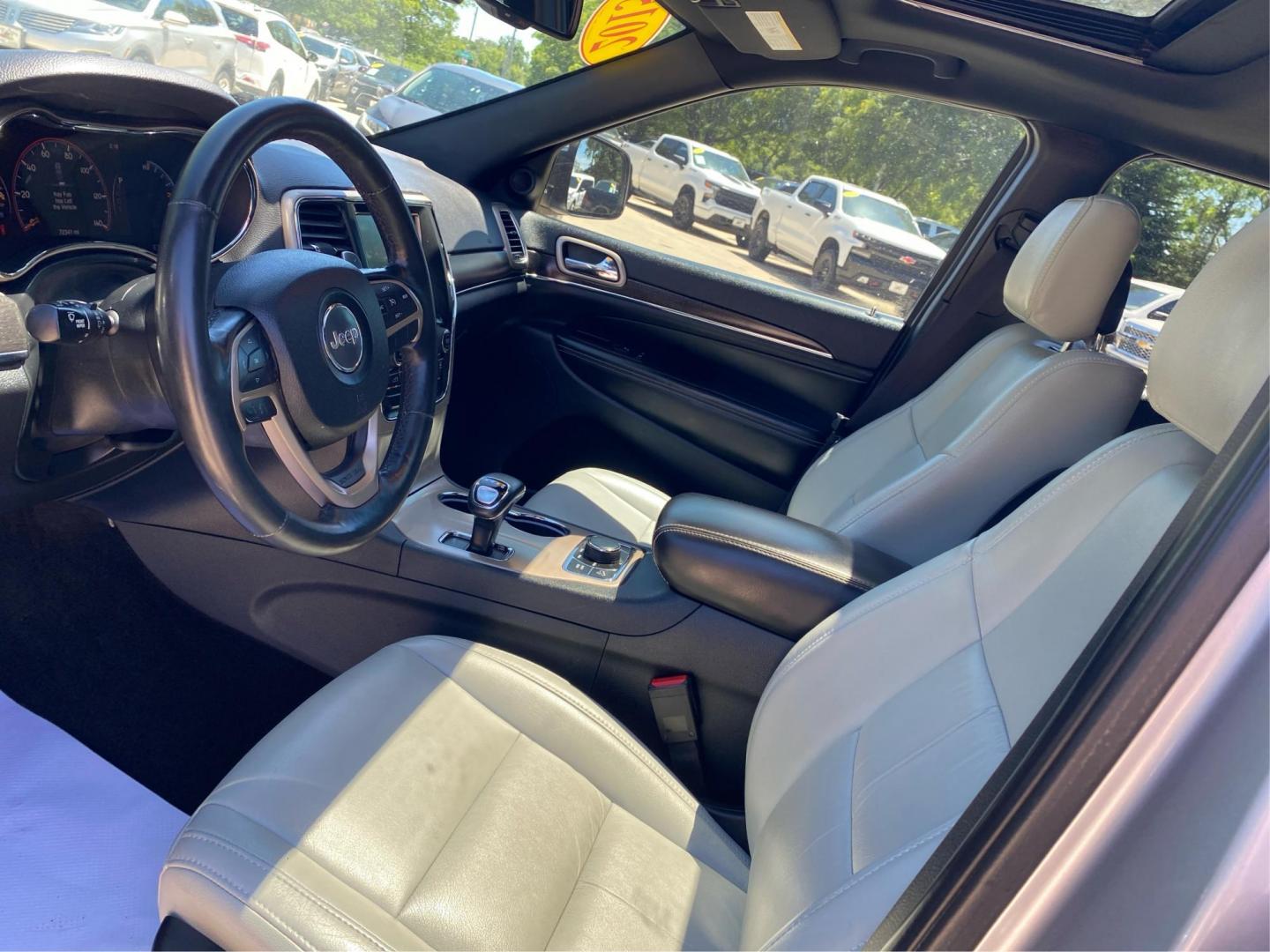 2015 SILVER JEEP GRAND CHEROKEE LIMITED (1C4RJFBG7FC) with an 3.6L engine, Automatic transmission, located at 908 SE 14th Street, Des Moines, IA, 50317, (515) 281-0330, 41.580303, -93.597046- Photo#8
