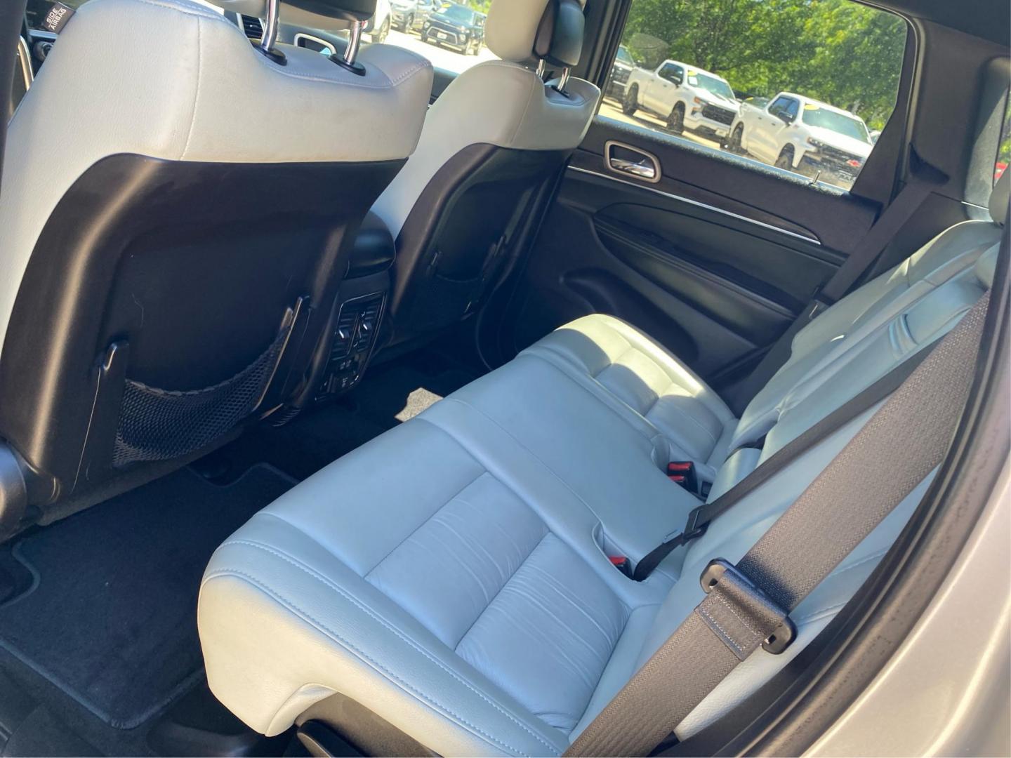 2015 SILVER JEEP GRAND CHEROKEE LIMITED (1C4RJFBG7FC) with an 3.6L engine, Automatic transmission, located at 908 SE 14th Street, Des Moines, IA, 50317, (515) 281-0330, 41.580303, -93.597046- Photo#9