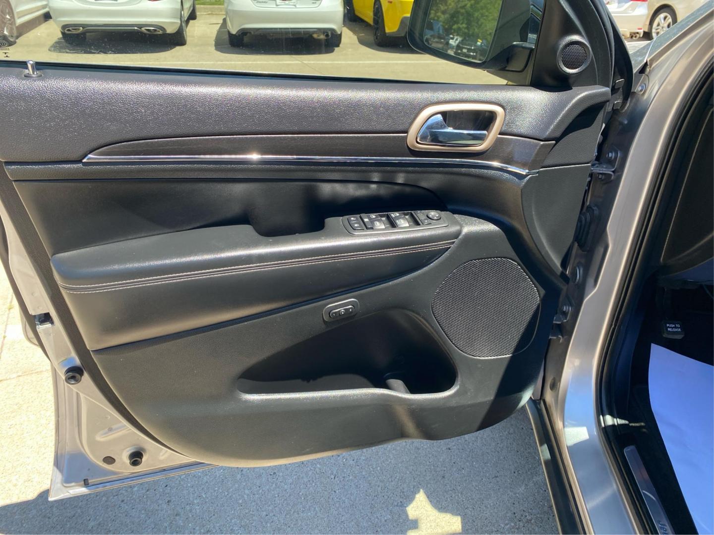 2015 SILVER JEEP GRAND CHEROKEE LIMITED (1C4RJFBG7FC) with an 3.6L engine, Automatic transmission, located at 908 SE 14th Street, Des Moines, IA, 50317, (515) 281-0330, 41.580303, -93.597046- Photo#19