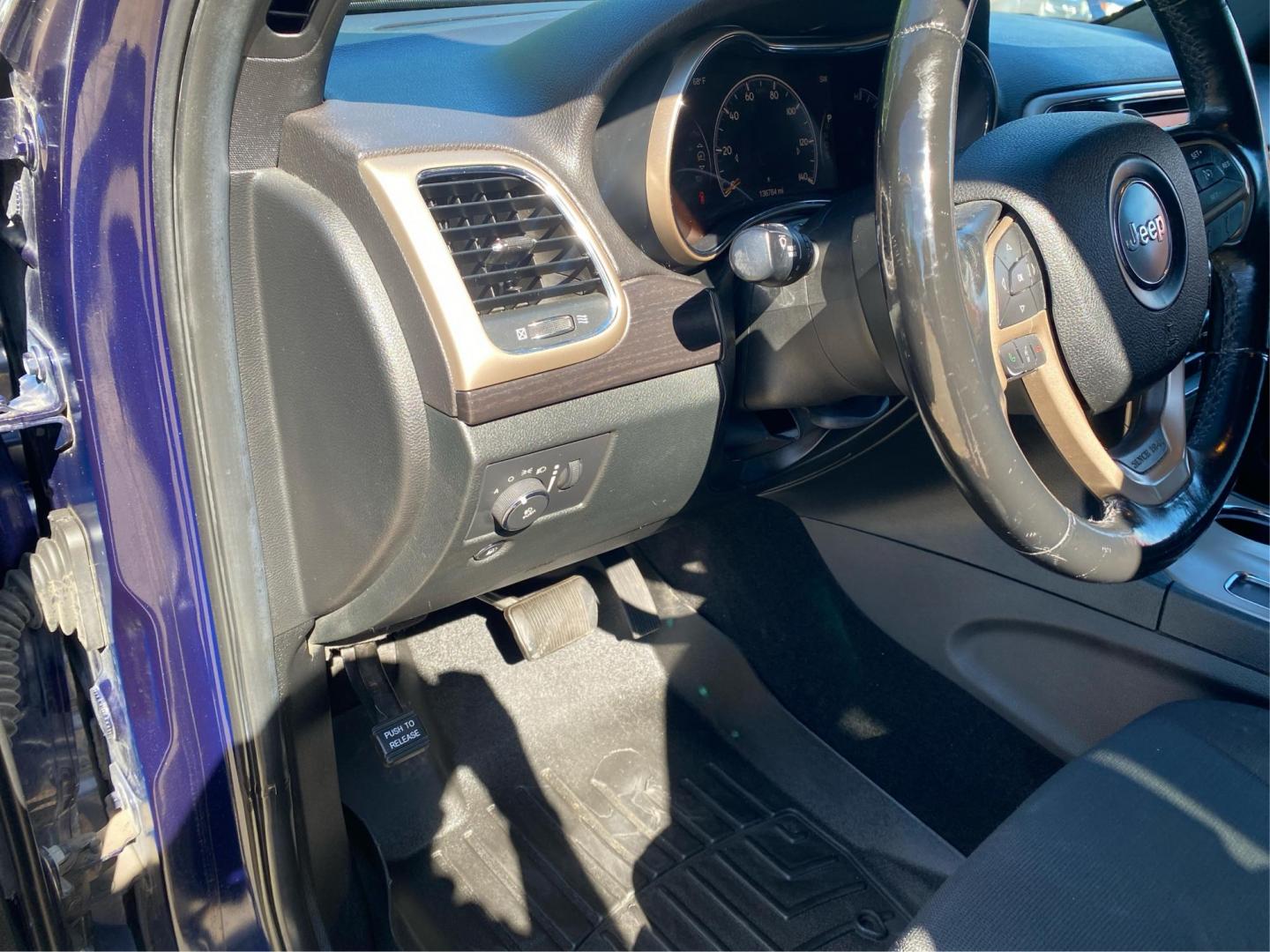 2014 BLUE JEEP GRAND CHEROKEE LAREDO (1C4RJFAG6EC) with an 3.6L engine, Automatic transmission, located at 908 SE 14th Street, Des Moines, IA, 50317, (515) 281-0330, 41.580303, -93.597046- Photo#17