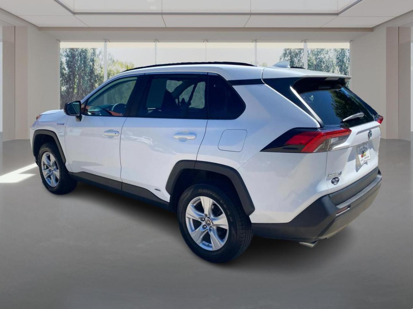 2021 WHITE TOYOTA RAV4 LE (4T3LWRFV4MU) with an 2.5L engine, Automatic transmission, located at 908 SE 14th Street, Des Moines, IA, 50317, (515) 281-0330, 41.580303, -93.597046- Photo#4