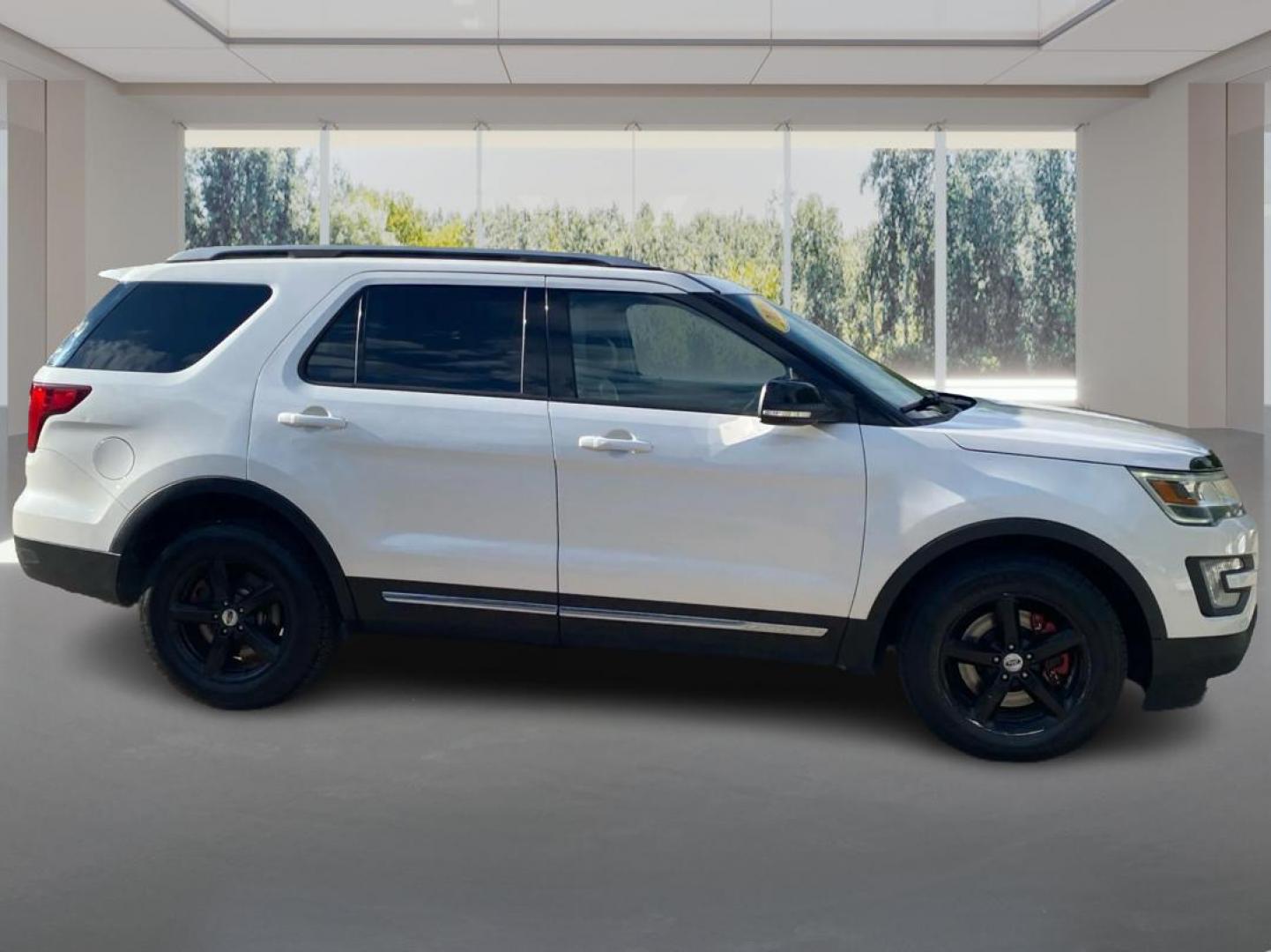 2016 WHITE FORD EXPLORER XLT (1FM5K8D88GG) with an 3.5L engine, Automatic transmission, located at 908 SE 14th Street, Des Moines, IA, 50317, (515) 281-0330, 41.580303, -93.597046 - Photo#1