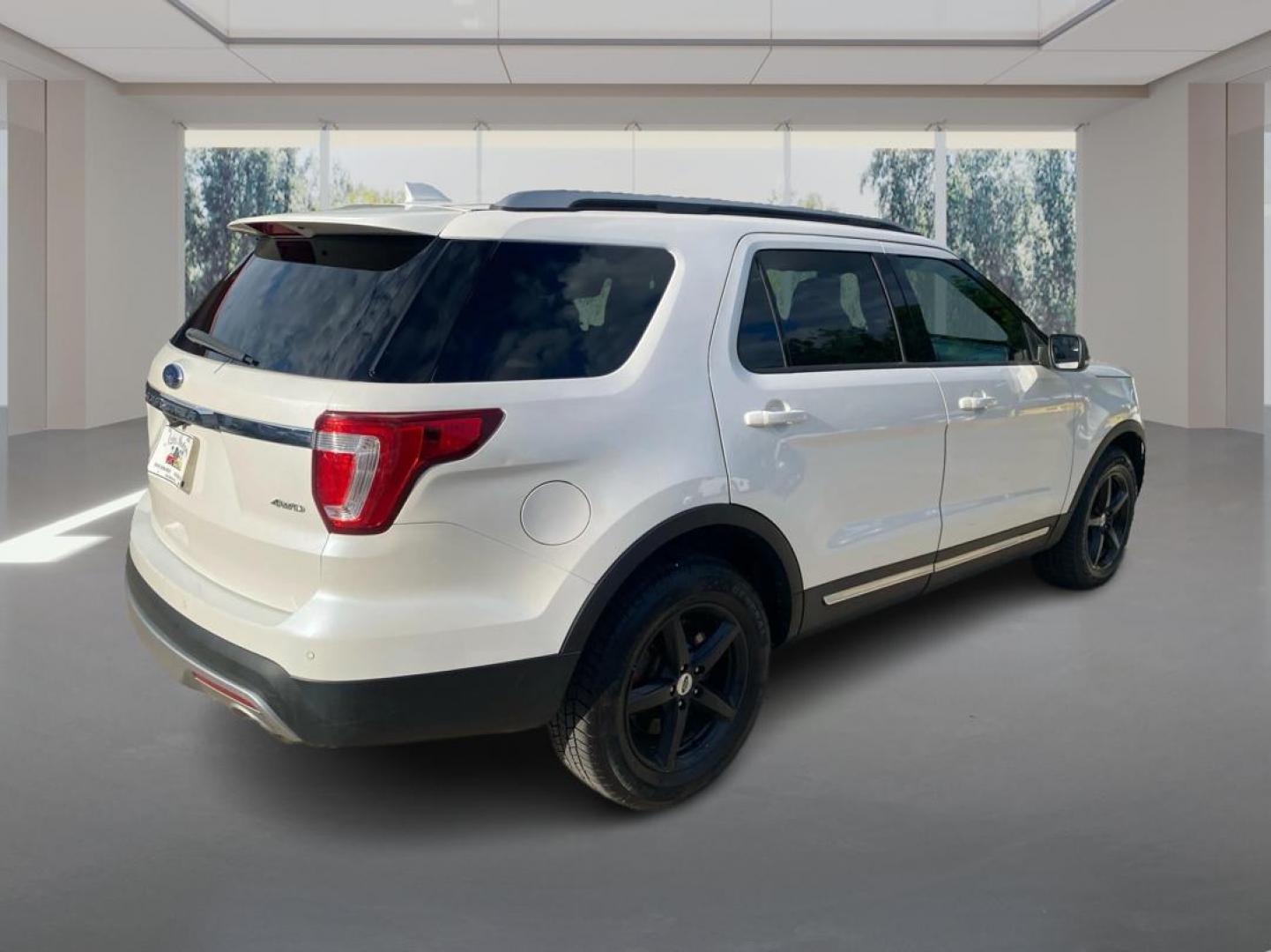 2016 WHITE FORD EXPLORER XLT (1FM5K8D88GG) with an 3.5L engine, Automatic transmission, located at 908 SE 14th Street, Des Moines, IA, 50317, (515) 281-0330, 41.580303, -93.597046 - Photo#2