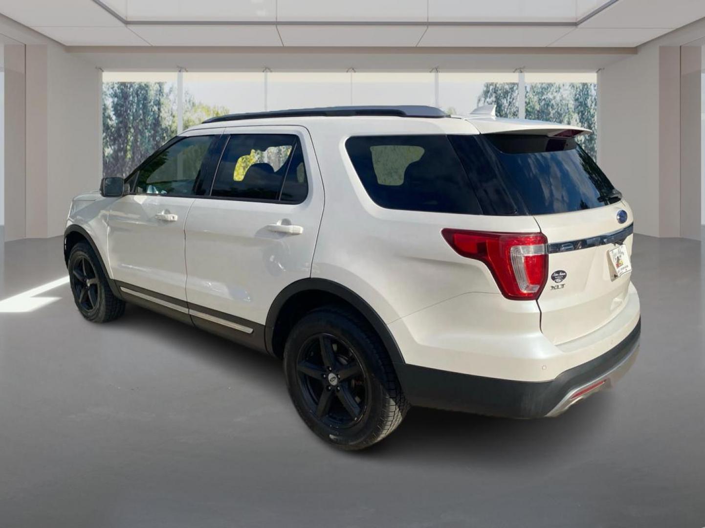 2016 WHITE FORD EXPLORER XLT (1FM5K8D88GG) with an 3.5L engine, Automatic transmission, located at 908 SE 14th Street, Des Moines, IA, 50317, (515) 281-0330, 41.580303, -93.597046 - Photo#4