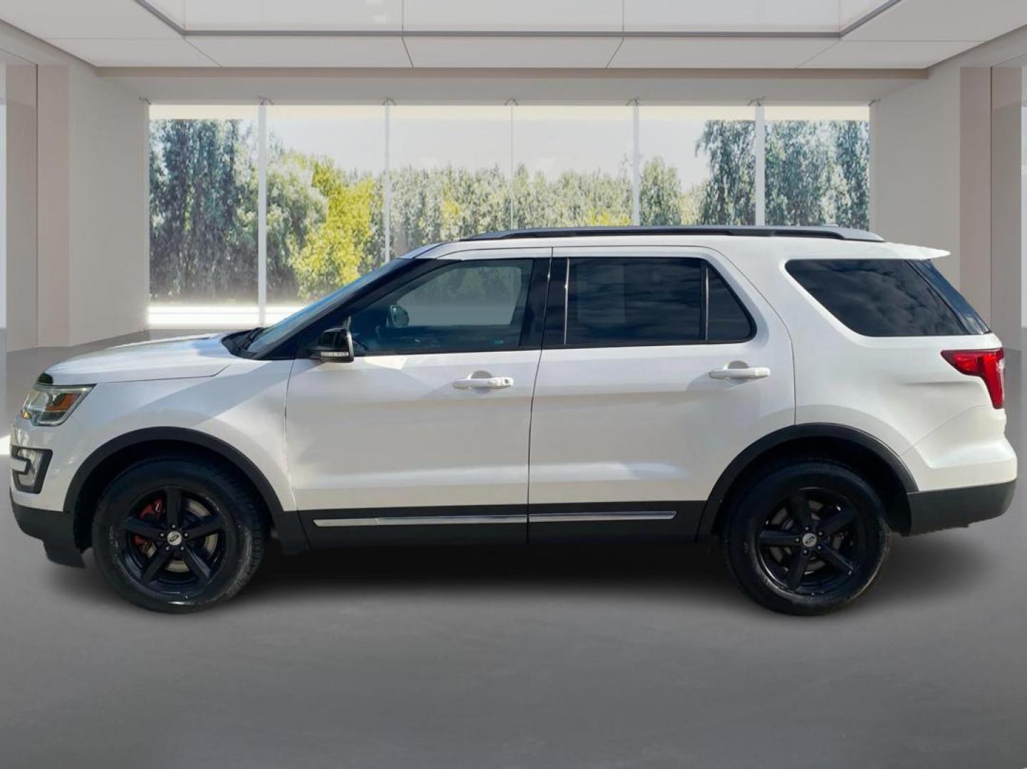 2016 WHITE FORD EXPLORER XLT (1FM5K8D88GG) with an 3.5L engine, Automatic transmission, located at 908 SE 14th Street, Des Moines, IA, 50317, (515) 281-0330, 41.580303, -93.597046 - Photo#5