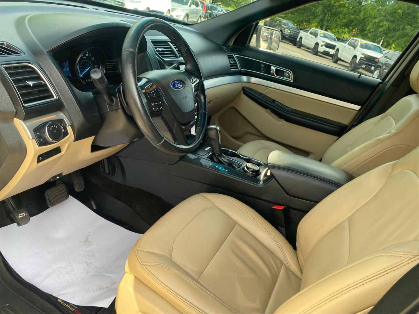 2016 WHITE FORD EXPLORER XLT (1FM5K8D88GG) with an 3.5L engine, Automatic transmission, located at 908 SE 14th Street, Des Moines, IA, 50317, (515) 281-0330, 41.580303, -93.597046 - Photo#8