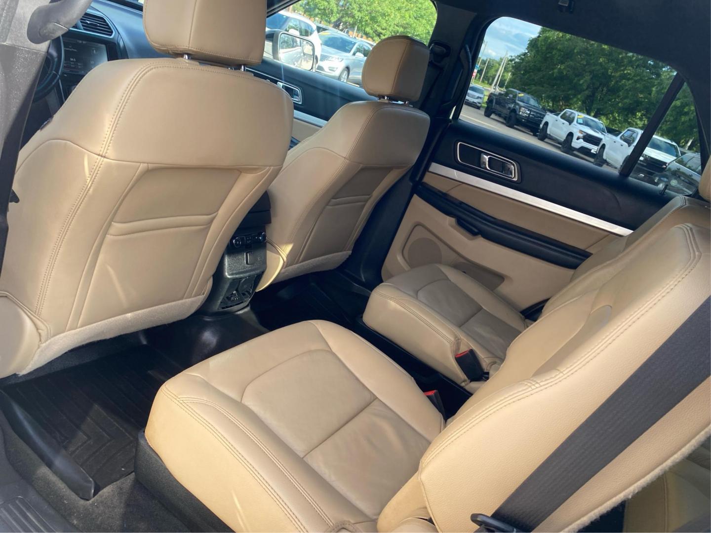 2016 WHITE FORD EXPLORER XLT (1FM5K8D88GG) with an 3.5L engine, Automatic transmission, located at 908 SE 14th Street, Des Moines, IA, 50317, (515) 281-0330, 41.580303, -93.597046 - Photo#9