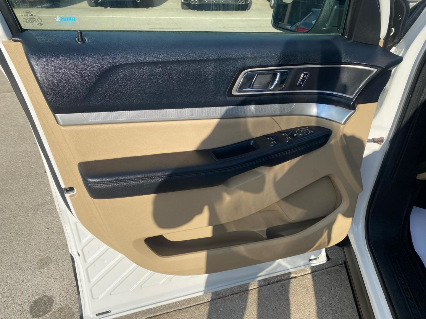 2016 WHITE FORD EXPLORER XLT (1FM5K8D88GG) with an 3.5L engine, Automatic transmission, located at 908 SE 14th Street, Des Moines, IA, 50317, (515) 281-0330, 41.580303, -93.597046 - Photo#19