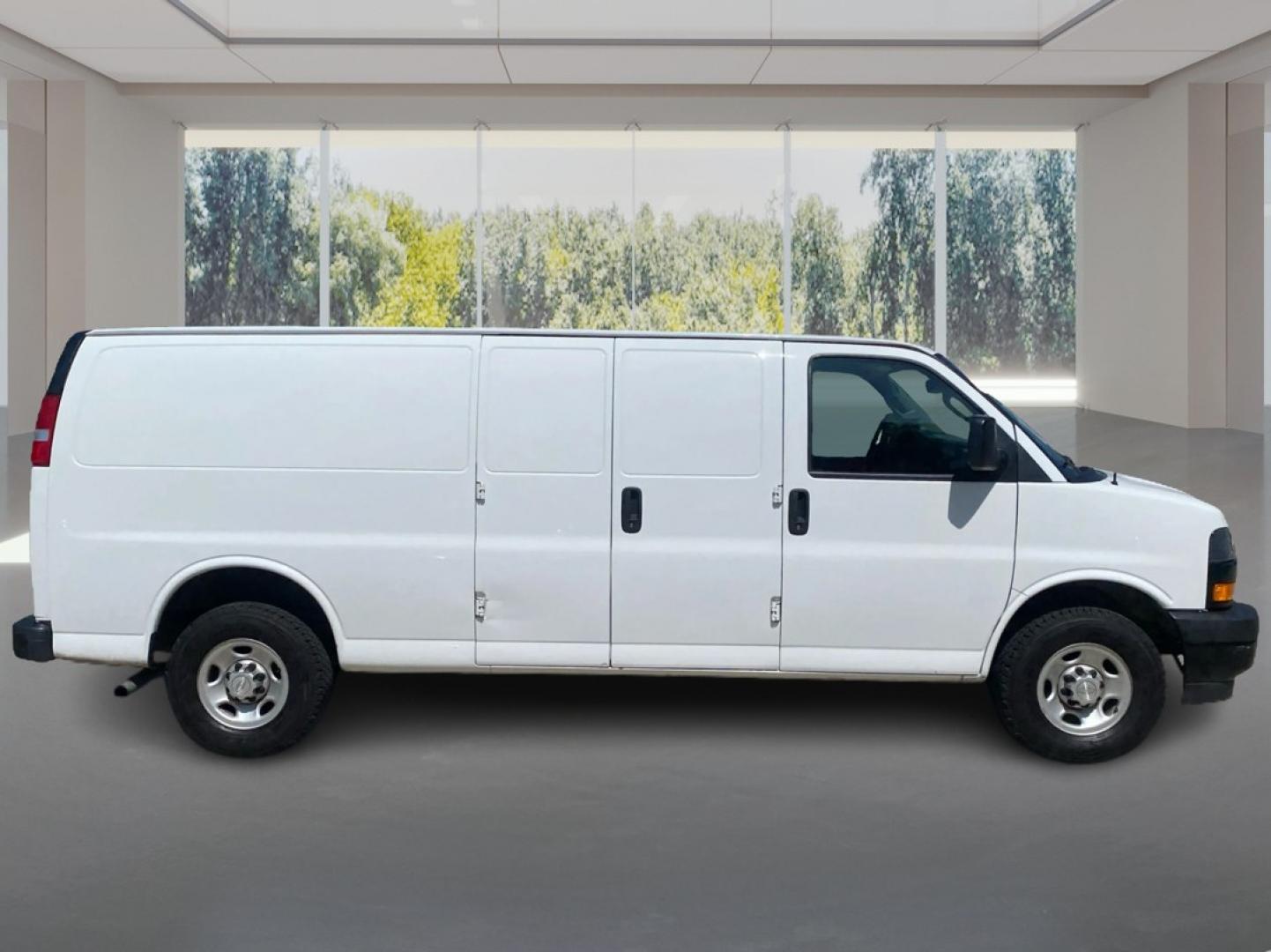 2020 WHITE CHEVROLET EXPRESS G2500 (1GCWGBFP8L1) with an 4.3L engine, Automatic transmission, located at 908 SE 14th Street, Des Moines, IA, 50317, (515) 281-0330, 41.580303, -93.597046- Photo#1