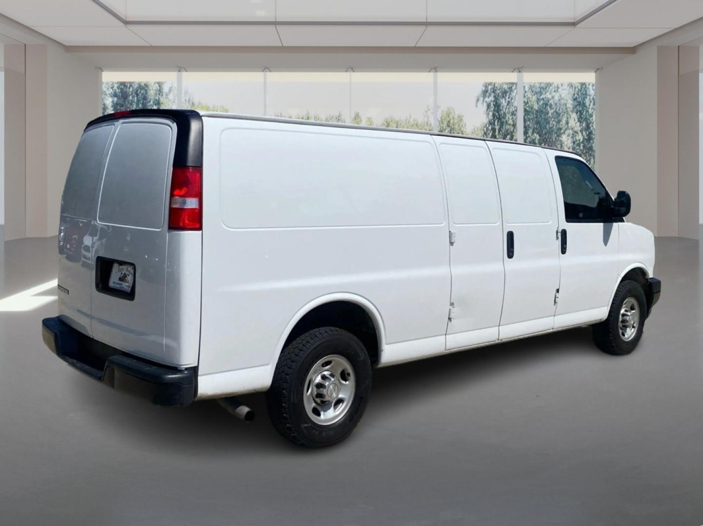 2020 WHITE CHEVROLET EXPRESS G2500 (1GCWGBFP8L1) with an 4.3L engine, Automatic transmission, located at 908 SE 14th Street, Des Moines, IA, 50317, (515) 281-0330, 41.580303, -93.597046- Photo#2