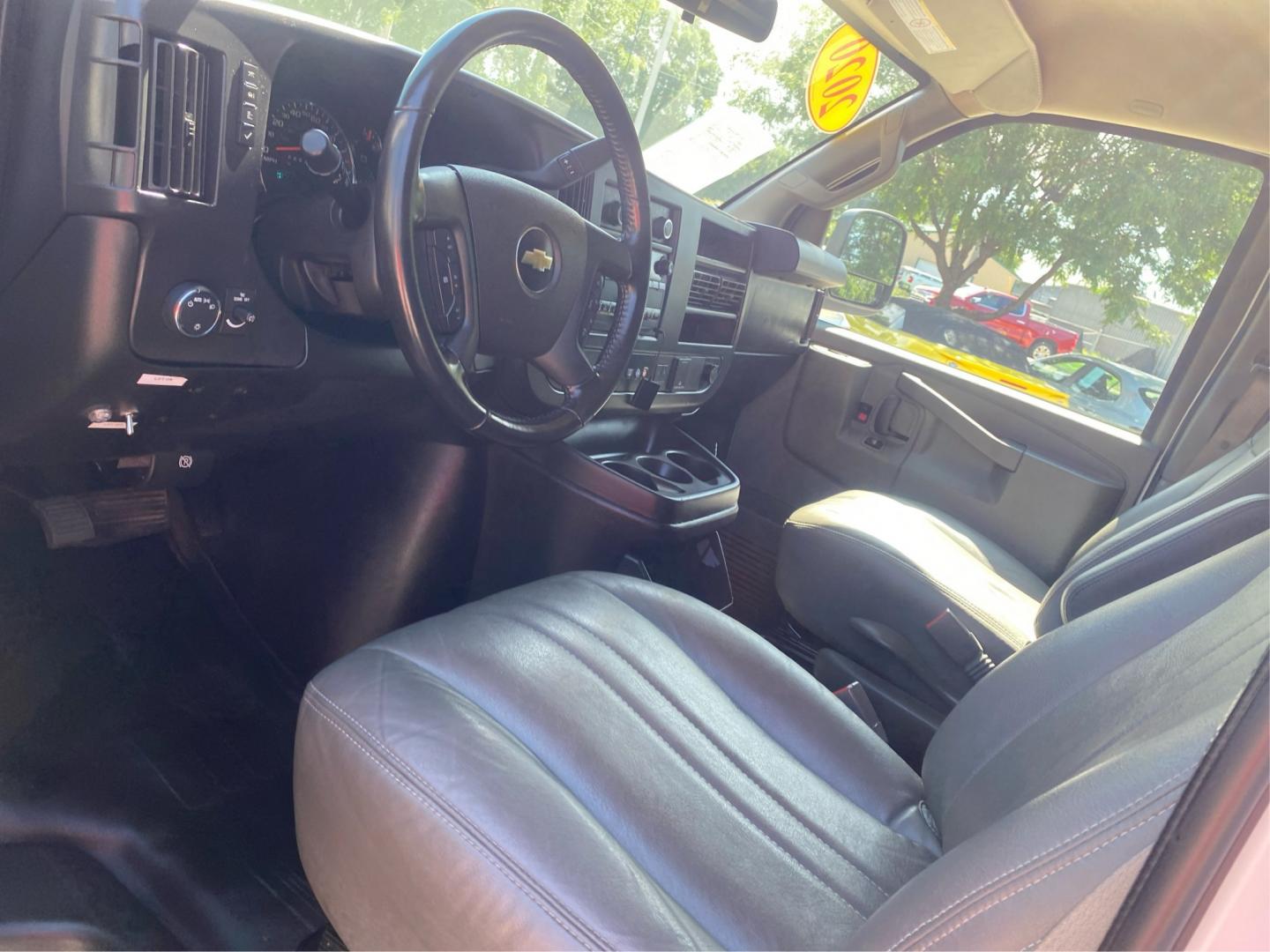 2020 WHITE CHEVROLET EXPRESS G2500 (1GCWGBFP8L1) with an 4.3L engine, Automatic transmission, located at 908 SE 14th Street, Des Moines, IA, 50317, (515) 281-0330, 41.580303, -93.597046- Photo#8