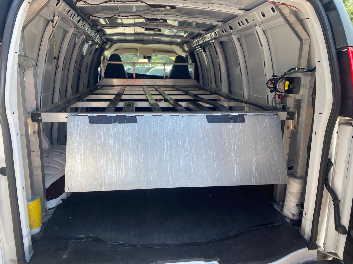 2020 WHITE CHEVROLET EXPRESS G2500 (1GCWGBFP8L1) with an 4.3L engine, Automatic transmission, located at 908 SE 14th Street, Des Moines, IA, 50317, (515) 281-0330, 41.580303, -93.597046- Photo#10
