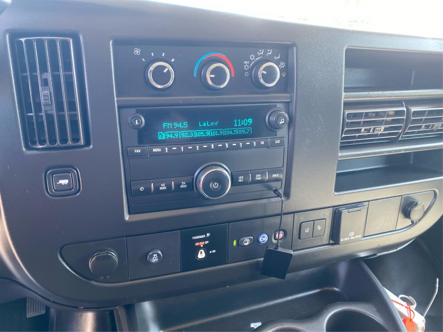 2020 WHITE CHEVROLET EXPRESS G2500 (1GCWGBFP8L1) with an 4.3L engine, Automatic transmission, located at 908 SE 14th Street, Des Moines, IA, 50317, (515) 281-0330, 41.580303, -93.597046- Photo#11