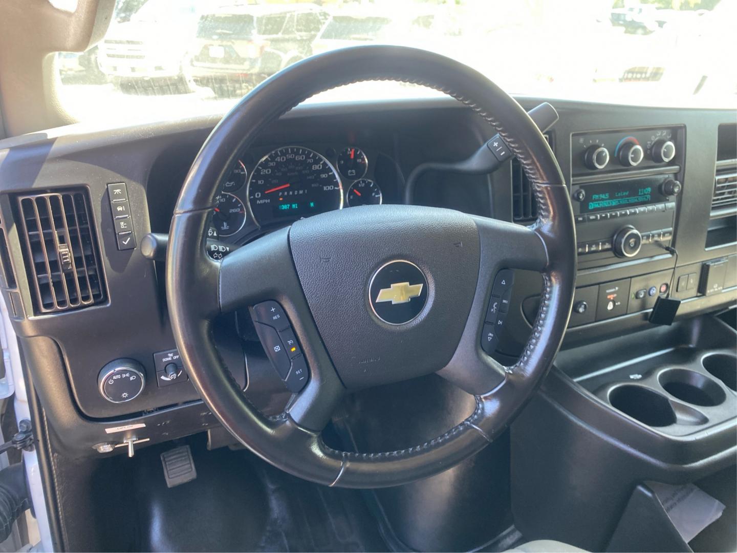 2020 WHITE CHEVROLET EXPRESS G2500 (1GCWGBFP8L1) with an 4.3L engine, Automatic transmission, located at 908 SE 14th Street, Des Moines, IA, 50317, (515) 281-0330, 41.580303, -93.597046- Photo#14