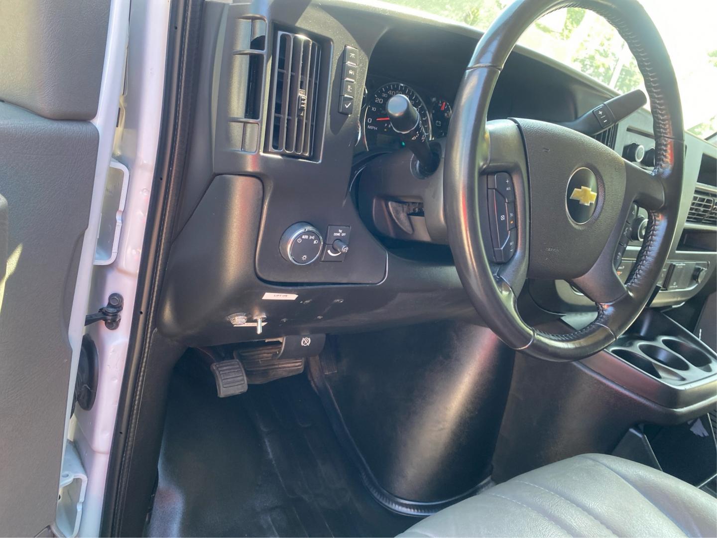 2020 WHITE CHEVROLET EXPRESS G2500 (1GCWGBFP8L1) with an 4.3L engine, Automatic transmission, located at 908 SE 14th Street, Des Moines, IA, 50317, (515) 281-0330, 41.580303, -93.597046- Photo#15