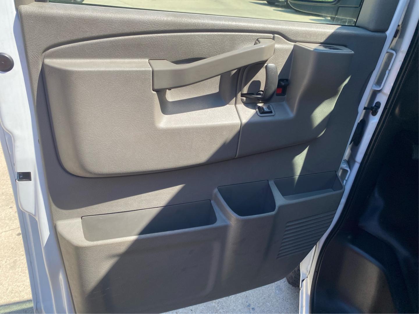2020 WHITE CHEVROLET EXPRESS G2500 (1GCWGBFP8L1) with an 4.3L engine, Automatic transmission, located at 908 SE 14th Street, Des Moines, IA, 50317, (515) 281-0330, 41.580303, -93.597046- Photo#17