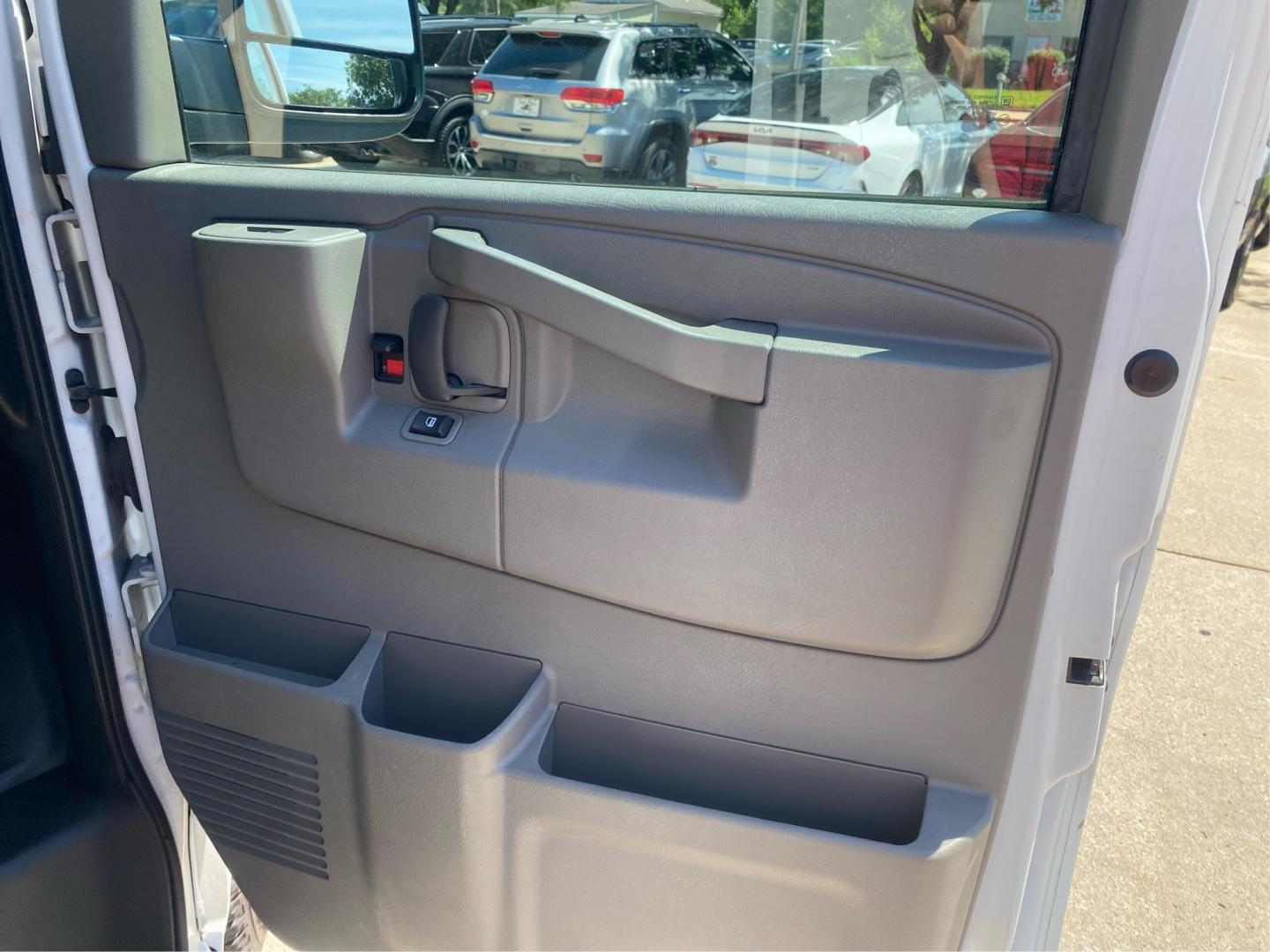 2020 WHITE CHEVROLET EXPRESS G2500 (1GCWGBFP8L1) with an 4.3L engine, Automatic transmission, located at 908 SE 14th Street, Des Moines, IA, 50317, (515) 281-0330, 41.580303, -93.597046- Photo#18