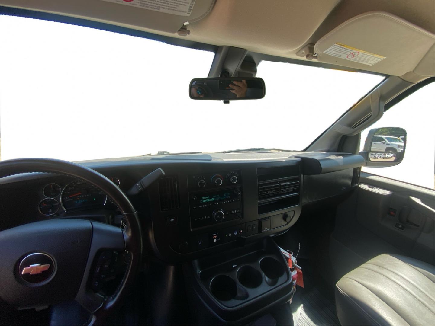 2020 WHITE CHEVROLET EXPRESS G2500 (1GCWGBFP8L1) with an 4.3L engine, Automatic transmission, located at 908 SE 14th Street, Des Moines, IA, 50317, (515) 281-0330, 41.580303, -93.597046- Photo#20