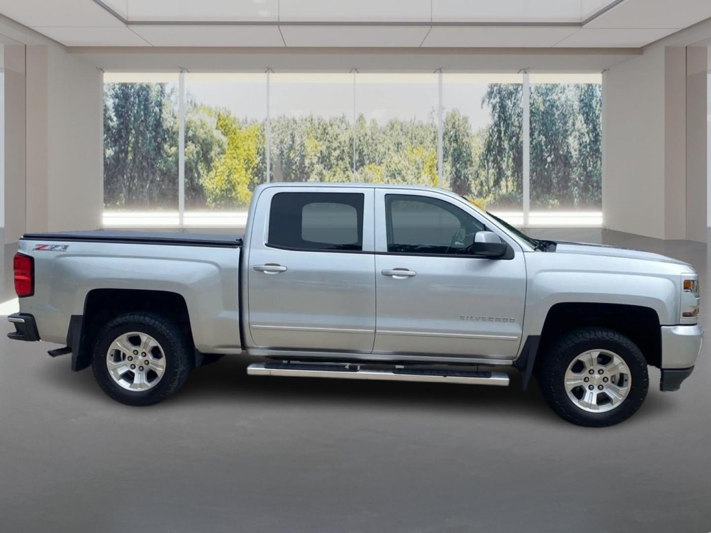 2017 SILVER CHEVROLET SILVERADO 1500 LT (3GCUKREC9HG) with an 5.3L engine, Automatic transmission, located at 908 SE 14th Street, Des Moines, IA, 50317, (515) 281-0330, 41.580303, -93.597046- Photo#1