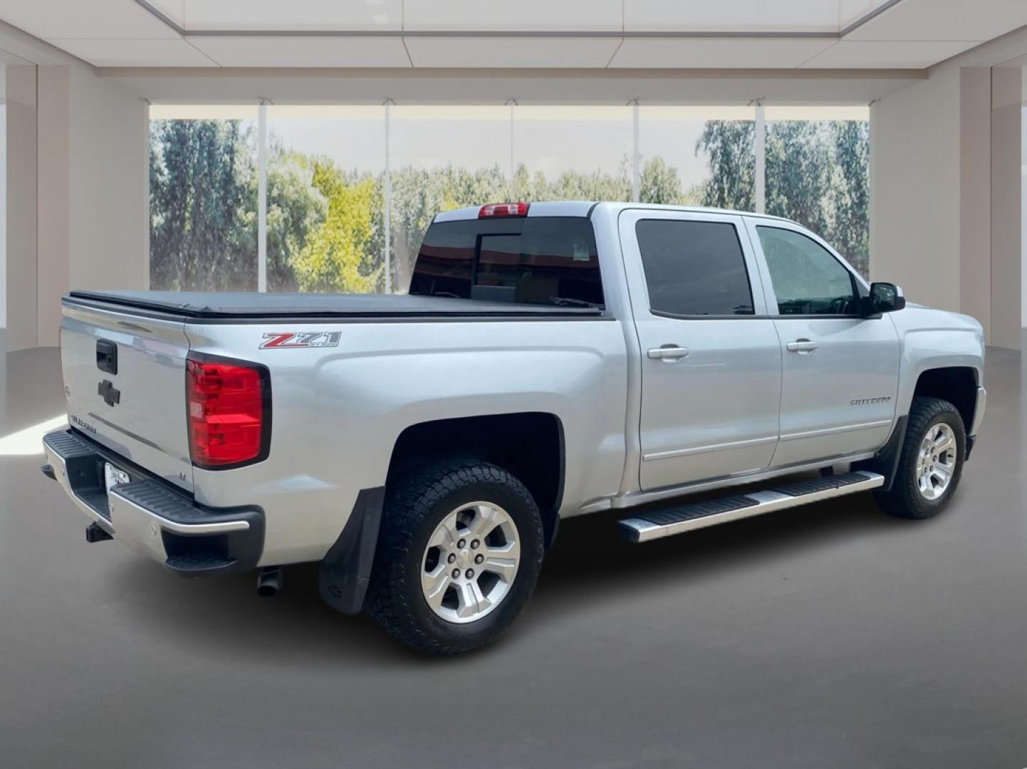 2017 SILVER CHEVROLET SILVERADO 1500 LT (3GCUKREC9HG) with an 5.3L engine, Automatic transmission, located at 908 SE 14th Street, Des Moines, IA, 50317, (515) 281-0330, 41.580303, -93.597046- Photo#2