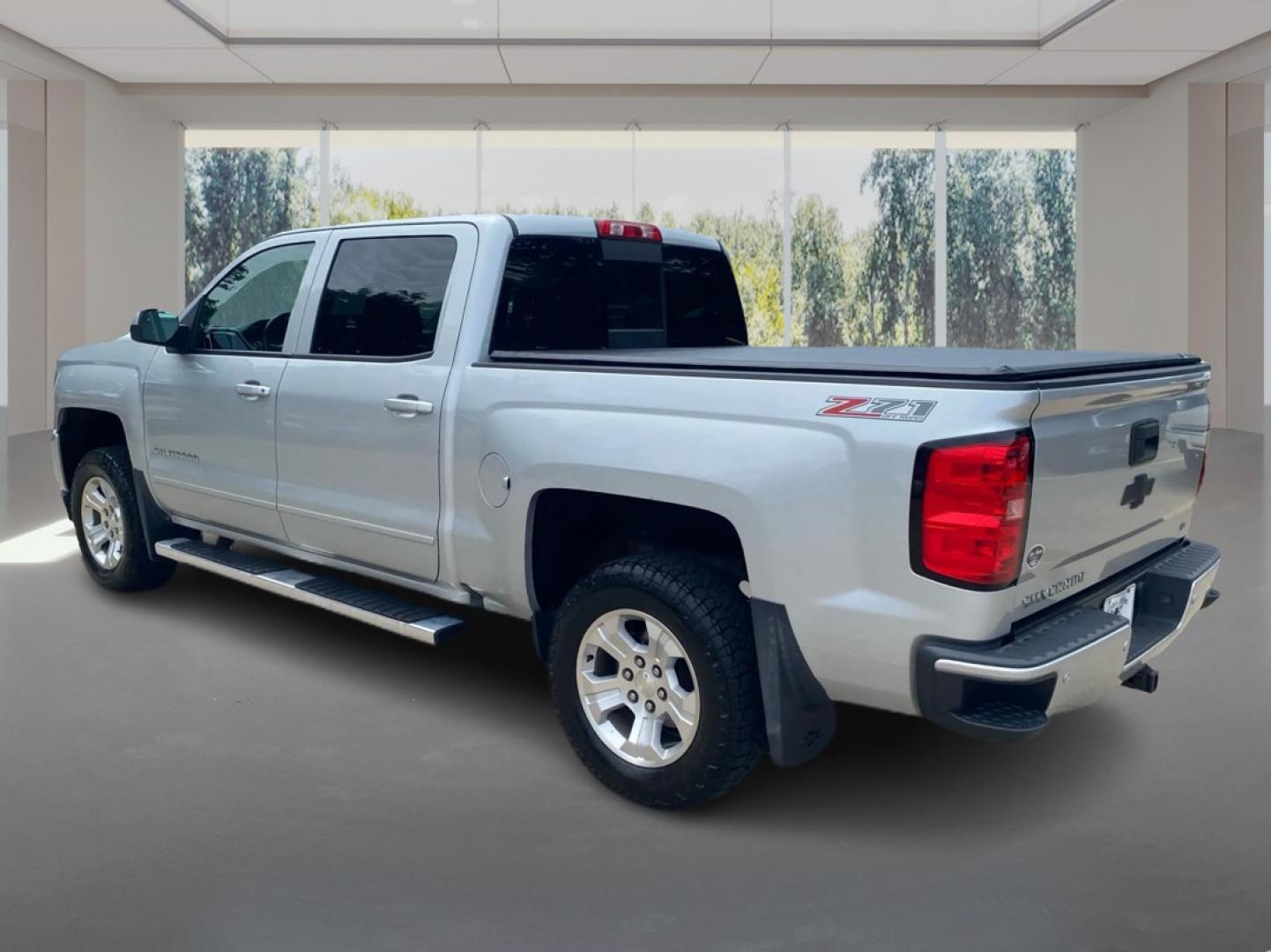 2017 SILVER CHEVROLET SILVERADO 1500 LT (3GCUKREC9HG) with an 5.3L engine, Automatic transmission, located at 908 SE 14th Street, Des Moines, IA, 50317, (515) 281-0330, 41.580303, -93.597046- Photo#4