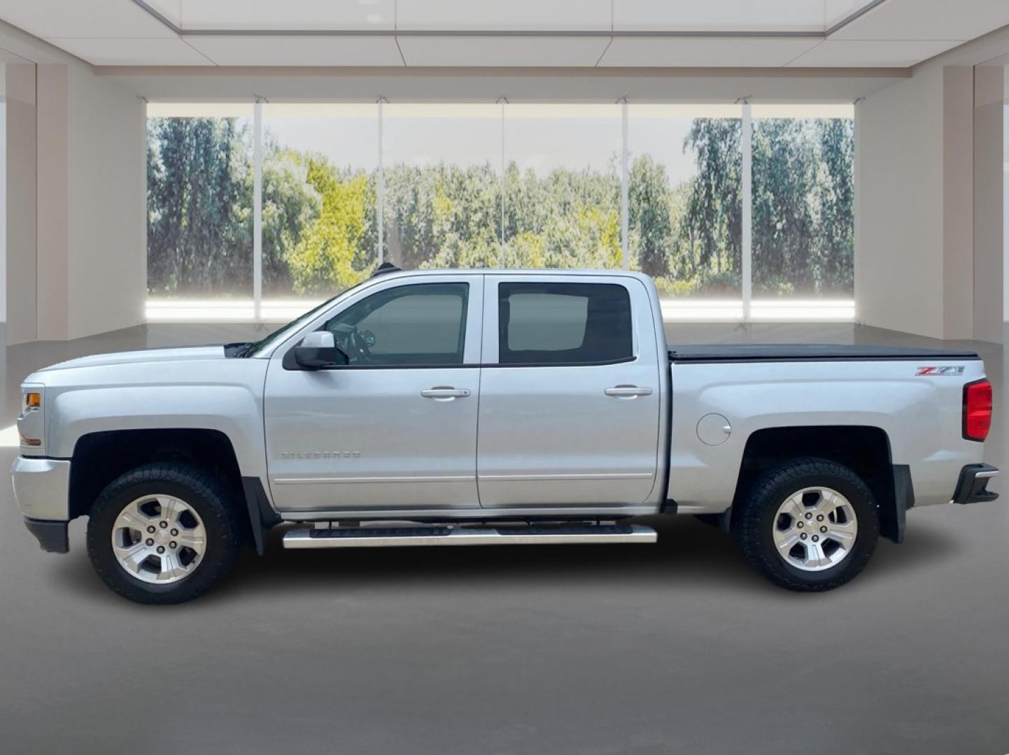 2017 SILVER CHEVROLET SILVERADO 1500 LT (3GCUKREC9HG) with an 5.3L engine, Automatic transmission, located at 908 SE 14th Street, Des Moines, IA, 50317, (515) 281-0330, 41.580303, -93.597046- Photo#5