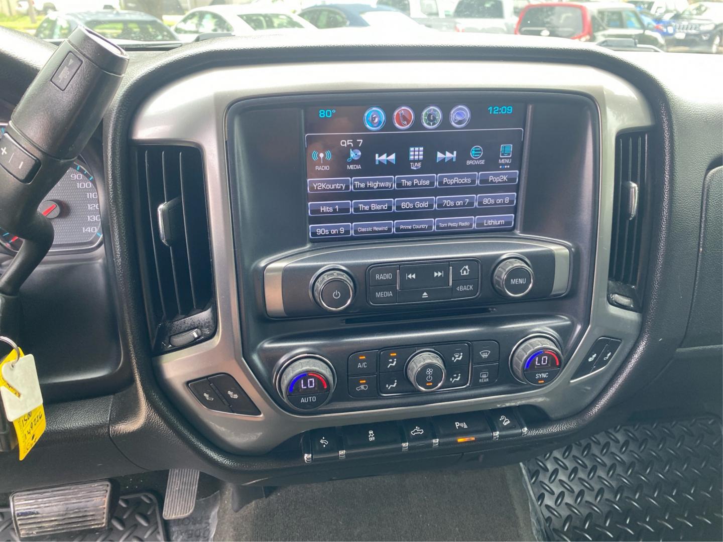 2017 SILVER CHEVROLET SILVERADO 1500 LT (3GCUKREC9HG) with an 5.3L engine, Automatic transmission, located at 908 SE 14th Street, Des Moines, IA, 50317, (515) 281-0330, 41.580303, -93.597046- Photo#12