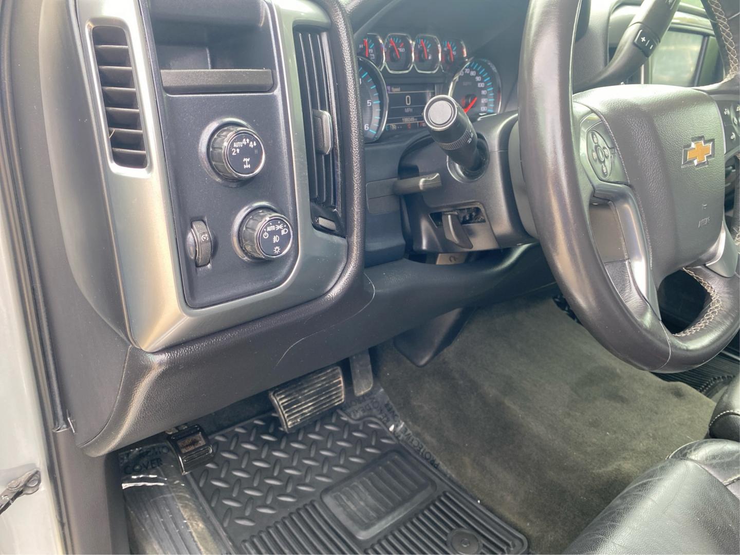 2017 SILVER CHEVROLET SILVERADO 1500 LT (3GCUKREC9HG) with an 5.3L engine, Automatic transmission, located at 908 SE 14th Street, Des Moines, IA, 50317, (515) 281-0330, 41.580303, -93.597046- Photo#16