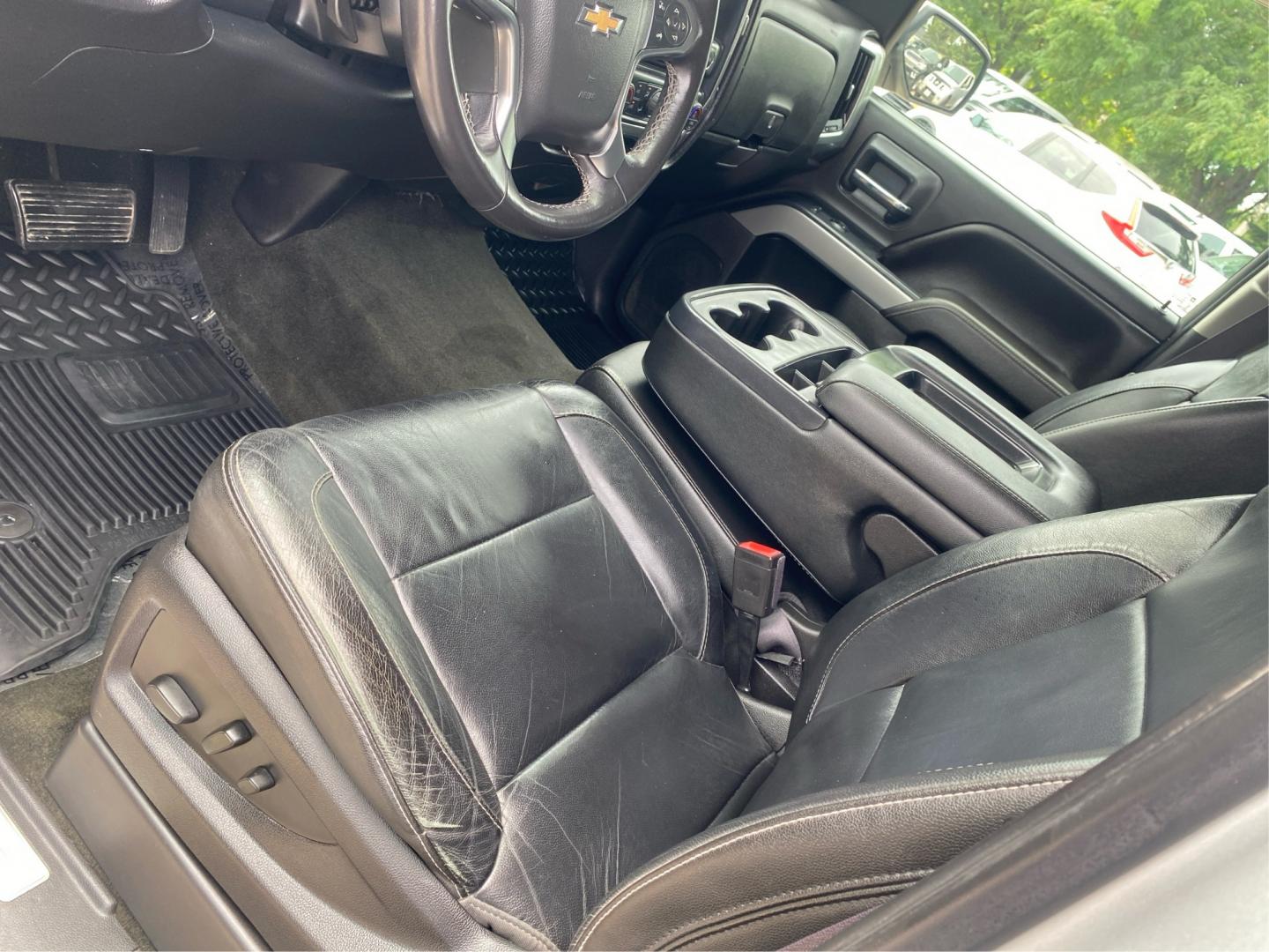 2017 SILVER CHEVROLET SILVERADO 1500 LT (3GCUKREC9HG) with an 5.3L engine, Automatic transmission, located at 908 SE 14th Street, Des Moines, IA, 50317, (515) 281-0330, 41.580303, -93.597046- Photo#17