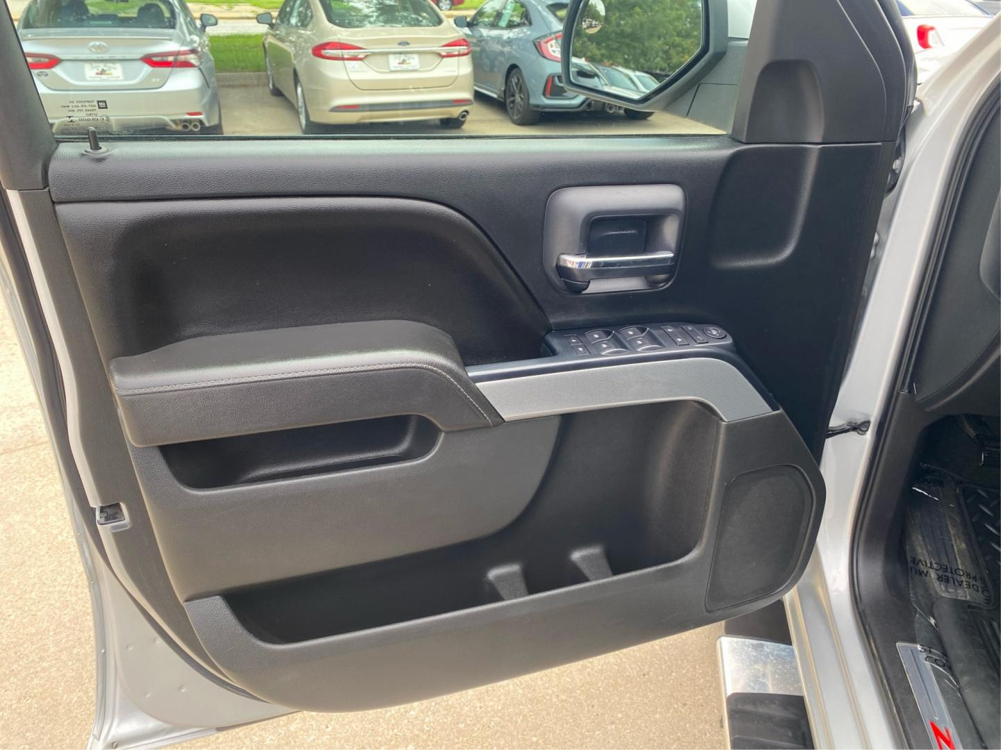 2017 SILVER CHEVROLET SILVERADO 1500 LT (3GCUKREC9HG) with an 5.3L engine, Automatic transmission, located at 908 SE 14th Street, Des Moines, IA, 50317, (515) 281-0330, 41.580303, -93.597046- Photo#18