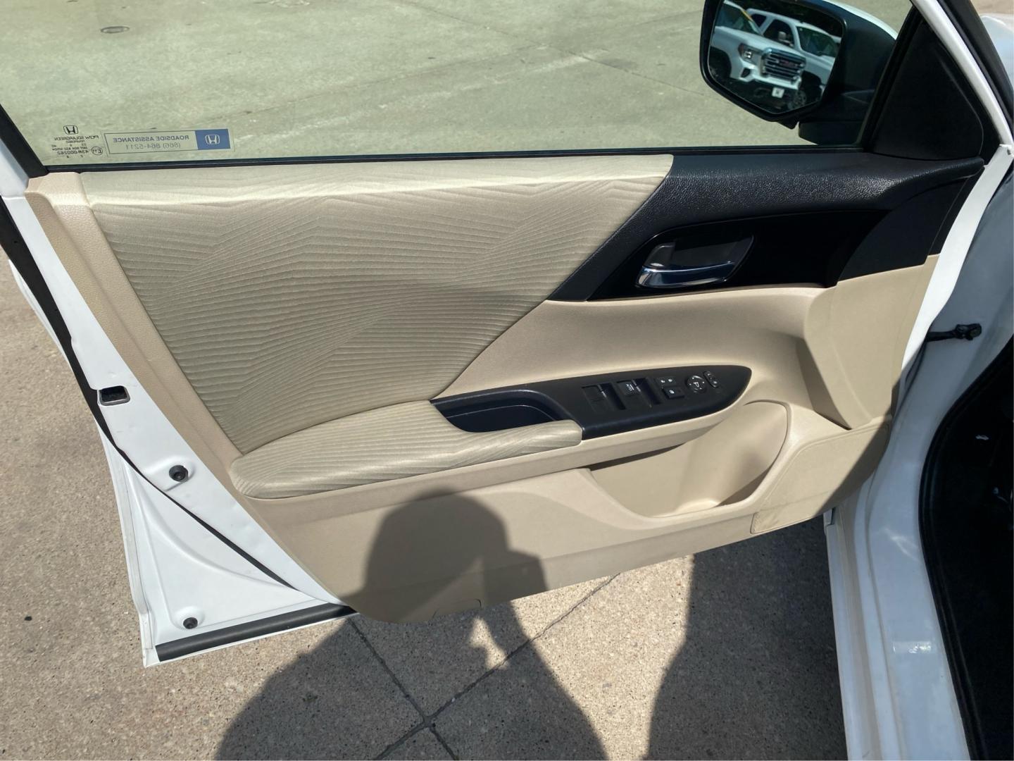 2017 WHITE HONDA ACCORD LX (1HGCR2F31HA) with an 2.4L engine, Continuously Variable transmission, located at 908 SE 14th Street, Des Moines, IA, 50317, (515) 281-0330, 41.580303, -93.597046- Photo#18