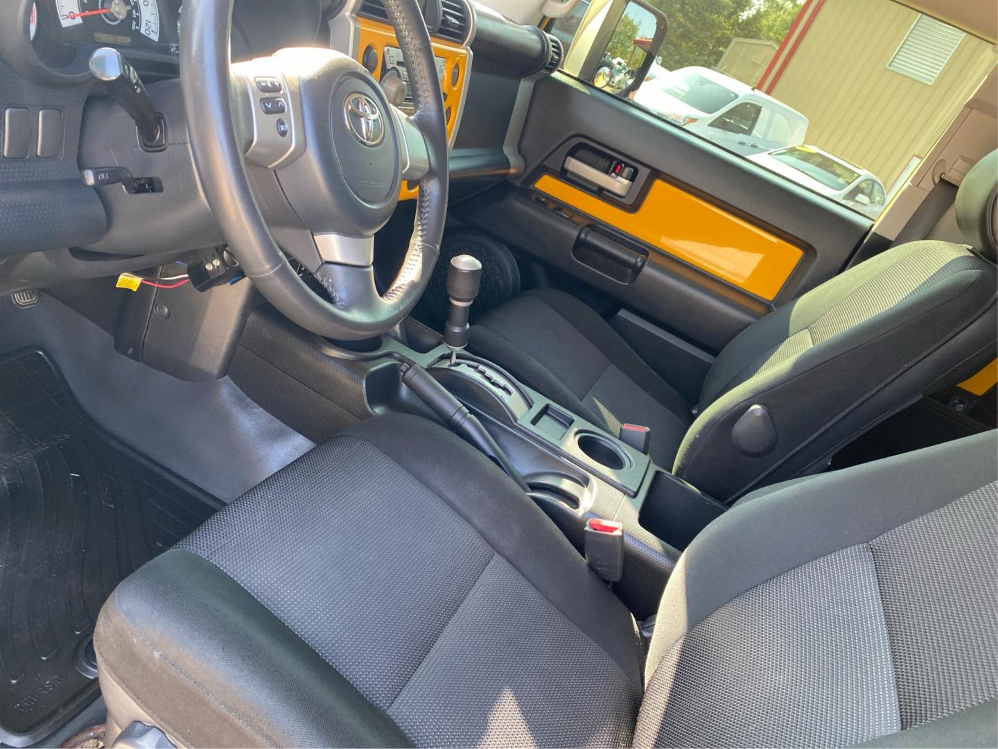 2007 YELLOW TOYOTA FJ CRUISER (JTEBU11F070) with an 4.0L engine, Automatic transmission, located at 908 SE 14th Street, Des Moines, IA, 50317, (515) 281-0330, 41.580303, -93.597046- Photo#8
