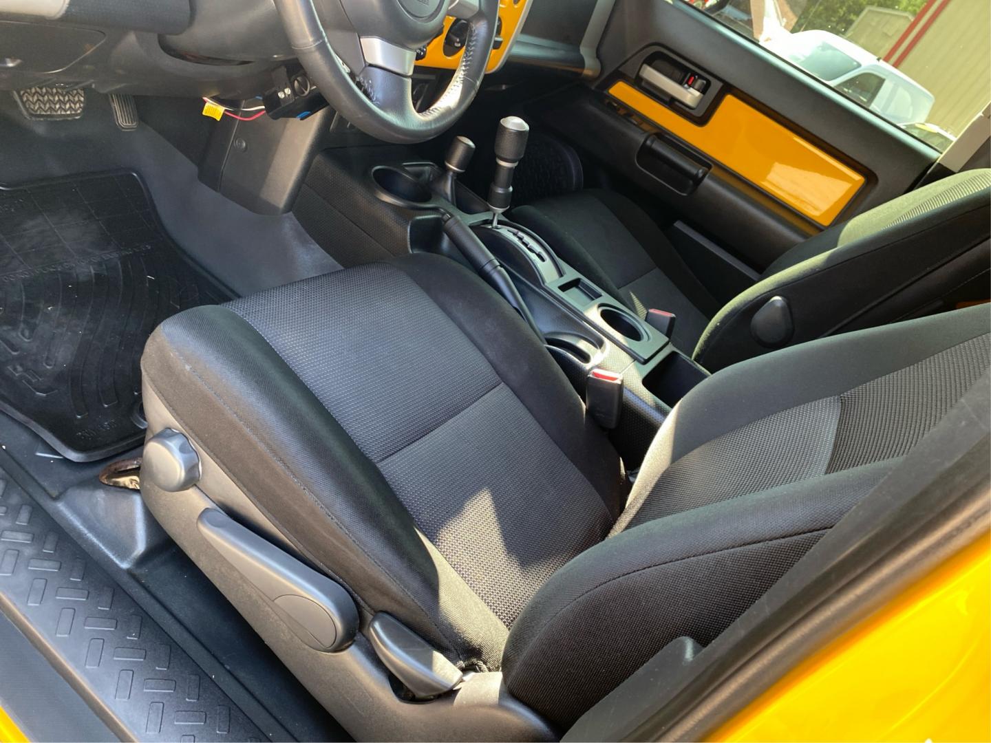 2007 YELLOW TOYOTA FJ CRUISER (JTEBU11F070) with an 4.0L engine, Automatic transmission, located at 908 SE 14th Street, Des Moines, IA, 50317, (515) 281-0330, 41.580303, -93.597046- Photo#18