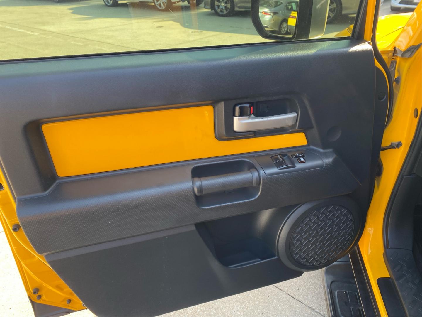 2007 YELLOW TOYOTA FJ CRUISER (JTEBU11F070) with an 4.0L engine, Automatic transmission, located at 908 SE 14th Street, Des Moines, IA, 50317, (515) 281-0330, 41.580303, -93.597046- Photo#19