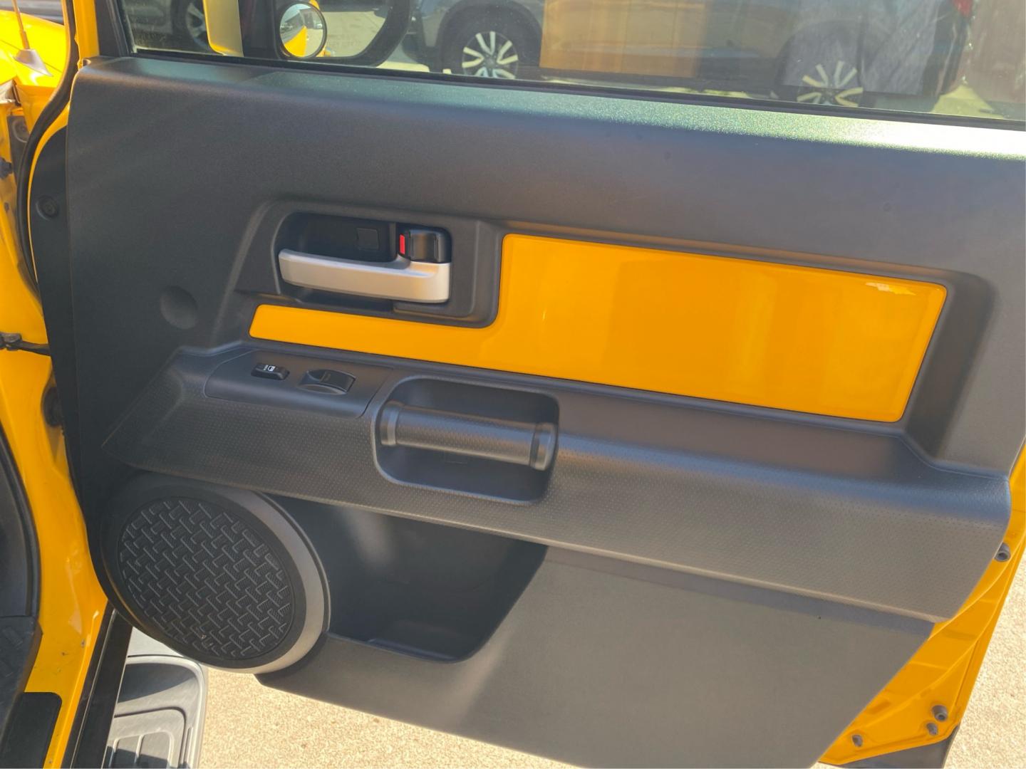 2007 YELLOW TOYOTA FJ CRUISER (JTEBU11F070) with an 4.0L engine, Automatic transmission, located at 908 SE 14th Street, Des Moines, IA, 50317, (515) 281-0330, 41.580303, -93.597046- Photo#20