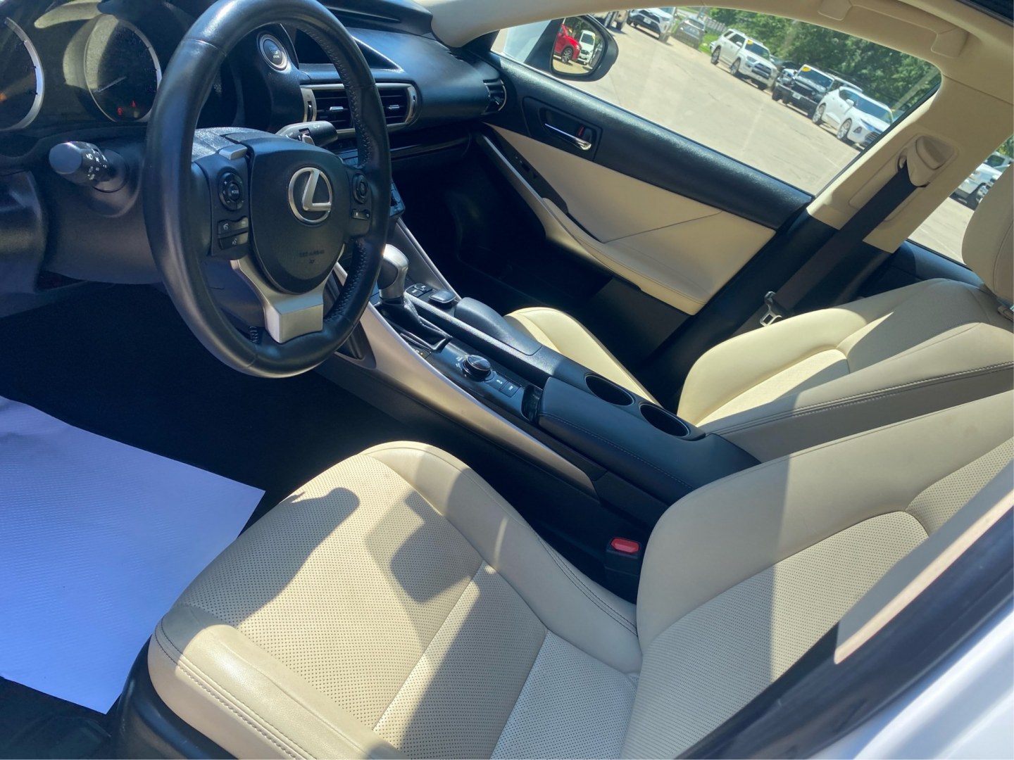 2014 WHITE LEXUS IS 250 (JTHBF1D27E5) with an 2.5L engine, Automatic transmission, located at 908 SE 14th Street, Des Moines, IA, 50317, (515) 281-0330, 41.580303, -93.597046- Photo#8