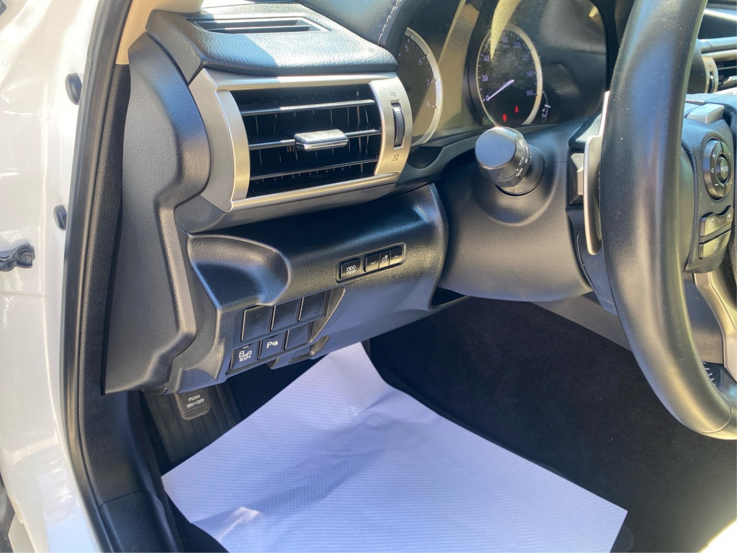 2014 WHITE LEXUS IS 250 (JTHBF1D27E5) with an 2.5L engine, Automatic transmission, located at 908 SE 14th Street, Des Moines, IA, 50317, (515) 281-0330, 41.580303, -93.597046- Photo#17