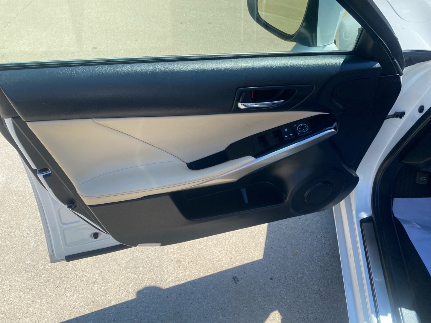 2014 WHITE LEXUS IS 250 (JTHBF1D27E5) with an 2.5L engine, Automatic transmission, located at 908 SE 14th Street, Des Moines, IA, 50317, (515) 281-0330, 41.580303, -93.597046- Photo#19