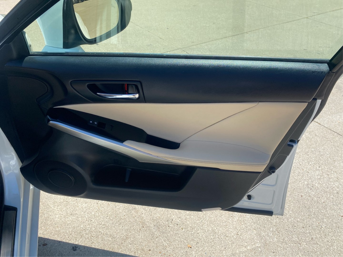 2014 WHITE LEXUS IS 250 (JTHBF1D27E5) with an 2.5L engine, Automatic transmission, located at 908 SE 14th Street, Des Moines, IA, 50317, (515) 281-0330, 41.580303, -93.597046- Photo#20