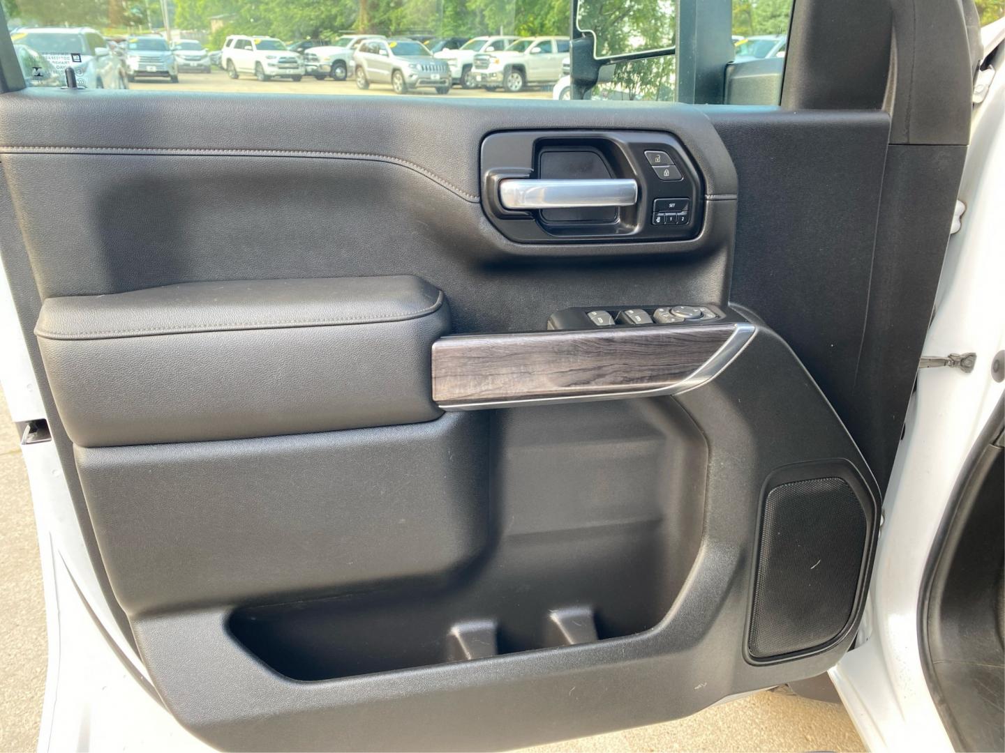 2022 WHITE CHEVROLET SILVERADO 2500 HEAVY DUTY LTZ (1GC4YPEYXNF) with an 6.6L engine, Automatic transmission, located at 908 SE 14th Street, Des Moines, IA, 50317, (515) 281-0330, 41.580303, -93.597046- Photo#19