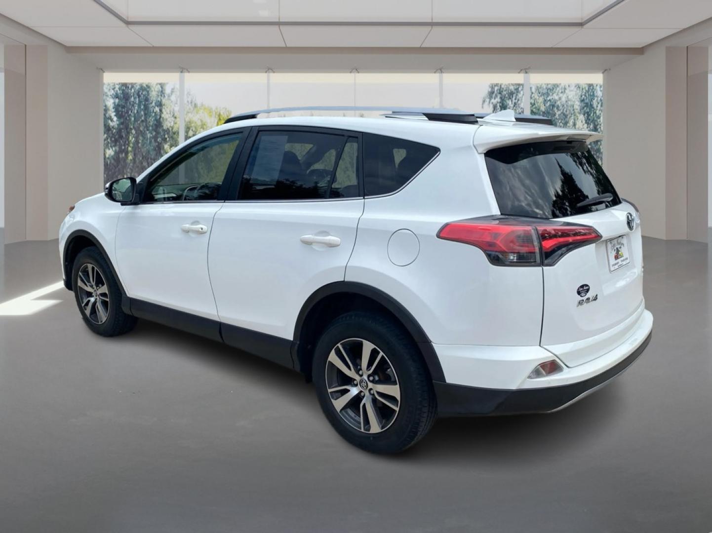 2018 WHITE TOYOTA RAV4 ADVENTURE (JTMRFREV4JJ) with an 2.5L engine, Automatic transmission, located at 908 SE 14th Street, Des Moines, IA, 50317, (515) 281-0330, 41.580303, -93.597046- Photo#4