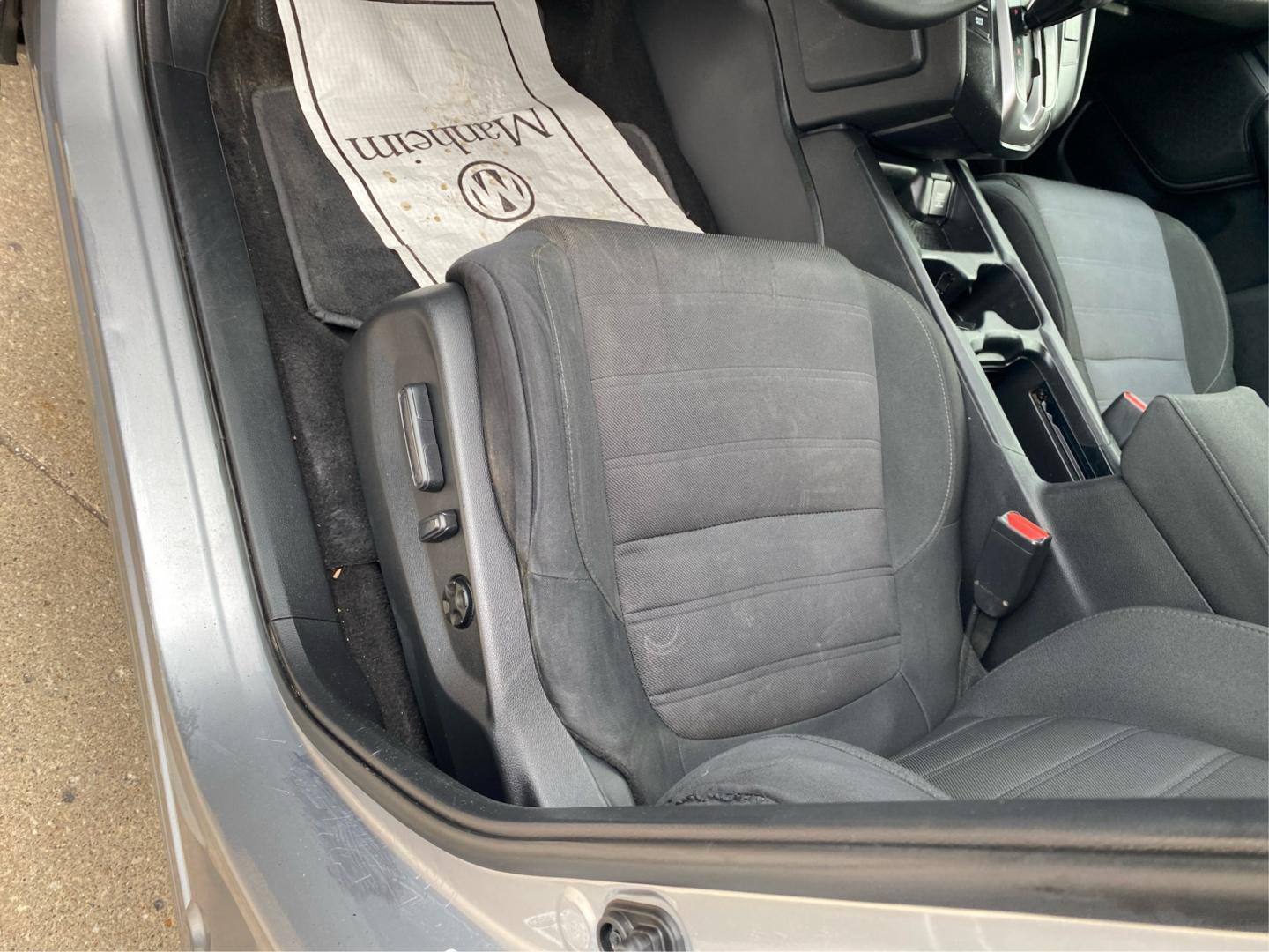 2018 SILVER HONDA CR-V EX (2HKRW2H54JH) with an 1.5L engine, Continuously Variable transmission, located at 908 SE 14th Street, Des Moines, IA, 50317, (515) 281-0330, 41.580303, -93.597046- Photo#18