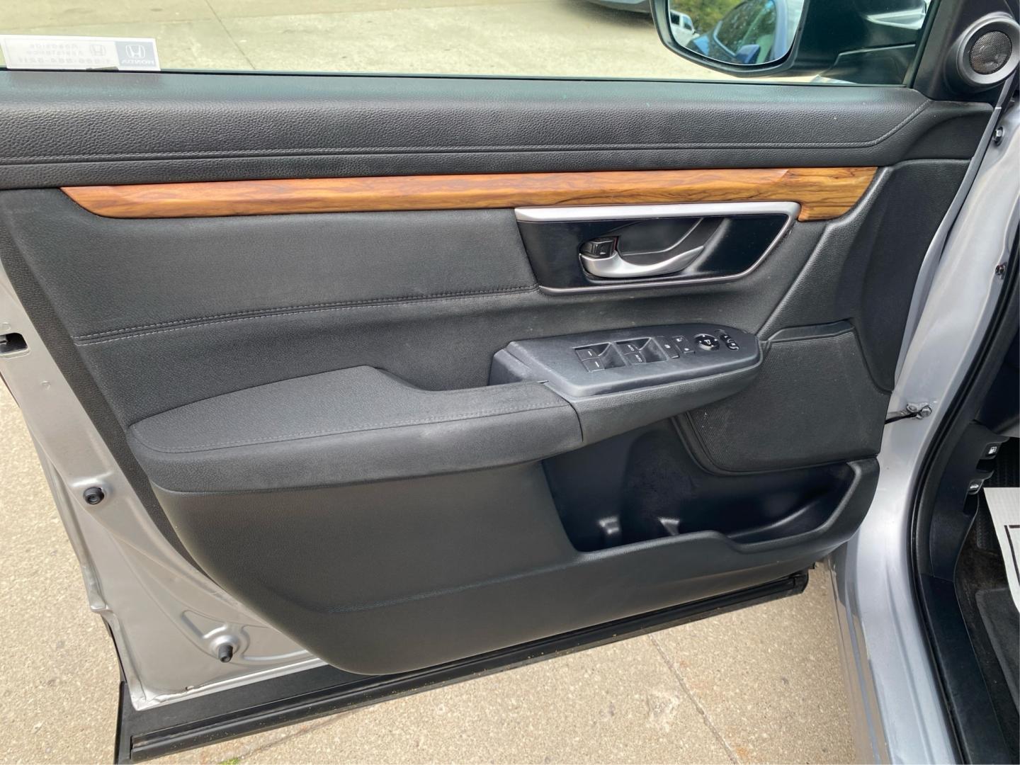 2018 SILVER HONDA CR-V EX (2HKRW2H54JH) with an 1.5L engine, Continuously Variable transmission, located at 908 SE 14th Street, Des Moines, IA, 50317, (515) 281-0330, 41.580303, -93.597046- Photo#19
