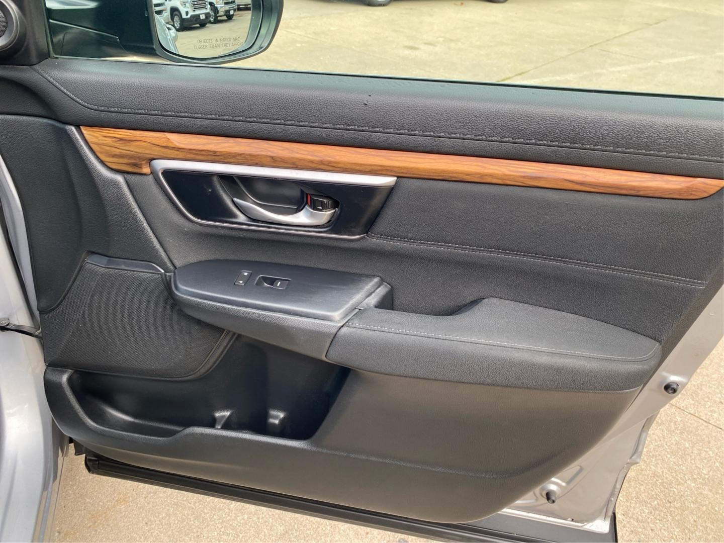 2018 SILVER HONDA CR-V EX (2HKRW2H54JH) with an 1.5L engine, Continuously Variable transmission, located at 908 SE 14th Street, Des Moines, IA, 50317, (515) 281-0330, 41.580303, -93.597046- Photo#20
