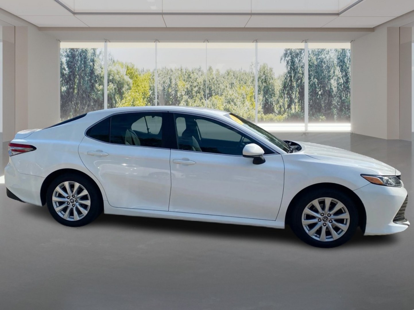 2018 WHITE TOYOTA CAMRY L (4T1B11HK8JU) with an 2.5L engine, Automatic transmission, located at 908 SE 14th Street, Des Moines, IA, 50317, (515) 281-0330, 41.580303, -93.597046- Photo#1