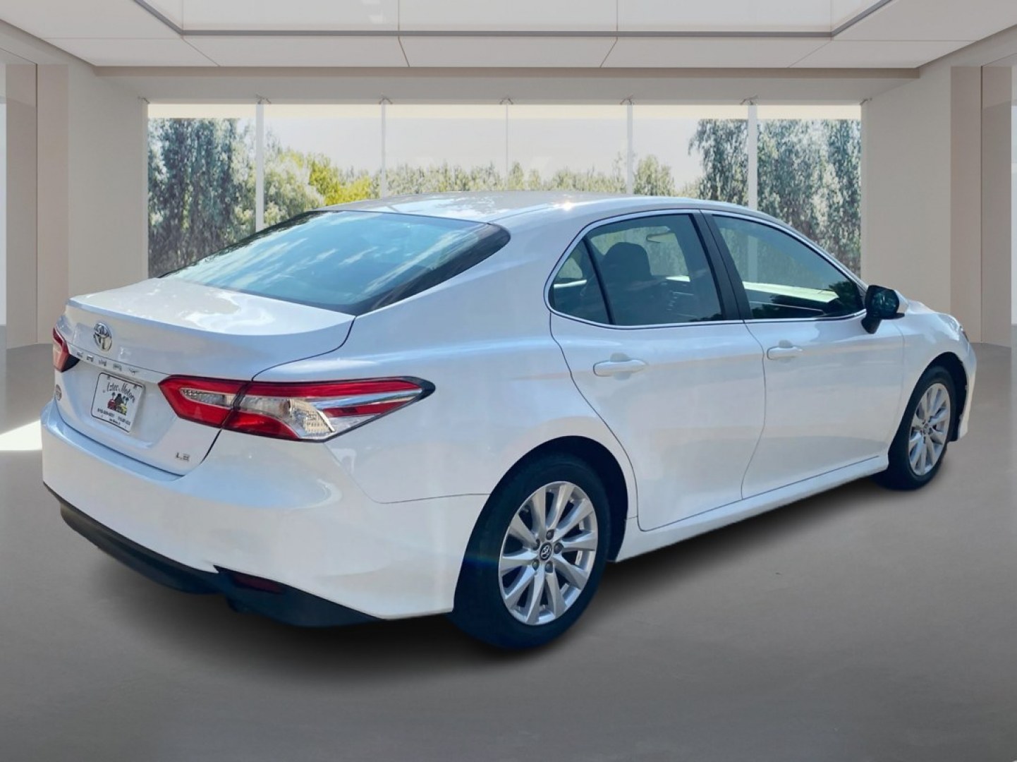 2018 WHITE TOYOTA CAMRY L (4T1B11HK8JU) with an 2.5L engine, Automatic transmission, located at 908 SE 14th Street, Des Moines, IA, 50317, (515) 281-0330, 41.580303, -93.597046- Photo#2