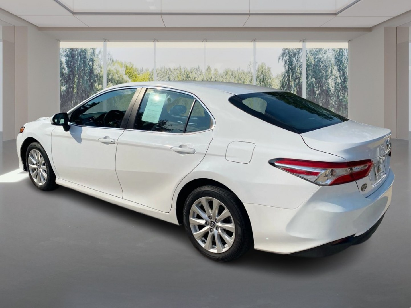 2018 WHITE TOYOTA CAMRY L (4T1B11HK8JU) with an 2.5L engine, Automatic transmission, located at 908 SE 14th Street, Des Moines, IA, 50317, (515) 281-0330, 41.580303, -93.597046- Photo#4